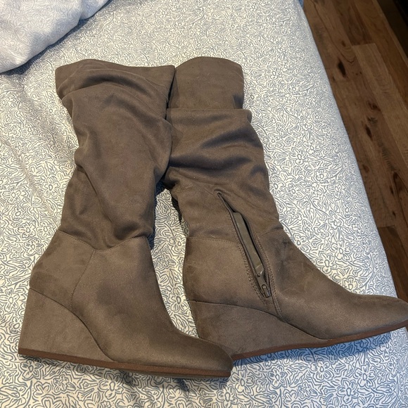Kelly & Katie Taupe Wedge Boots. Never Worn - Picture 3 of 5
